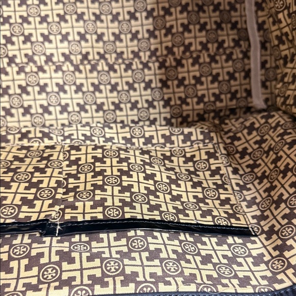 Tory Burch Black Glossy Logo Tote - Picture 8 of 8